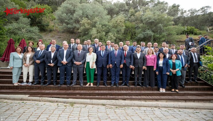 İzmir Büyükşehir Belediye Başkanı Dr. Cemil Tugay, ilçe belediye başkanlarıyla koordinasyon toplantısında buluştu.
