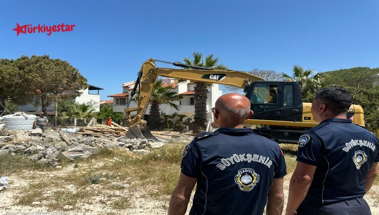İzmir Büyükşehir Belediyesi, Çeşme'nin Çiftlik Mahallesi'nde ilçe belediyesi tarafından ruhsatsız olduğu tespit edilen Tiny House türü yapıların kaldırılması için harekete geçti.