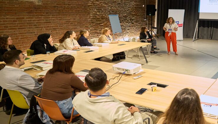 İstanbul Büyükşehir Belediyesi “Gençlerden Öğrenecek Çok Şeyimiz Var” mottosuyla, kamu kurumunda ilk kez uygulanan tersine mentorluk programı ‘Genç Mentor’u hayata geçirdi.