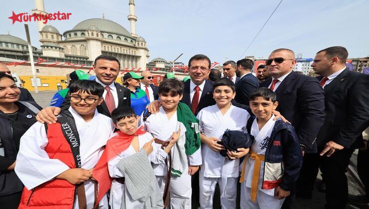 İstanbul Büyükşehir Belediye (İBB) Başkanı Ekrem İmamoğlu, 19 Mayıs Atatürk'ü Anma, Gençlik ve Spor Bayramı’nın 105’inci yıl kutlamaları kapsamında Taksim Cumhuriyet Anıtı’nda düzenlenen resmi törene katıldı.