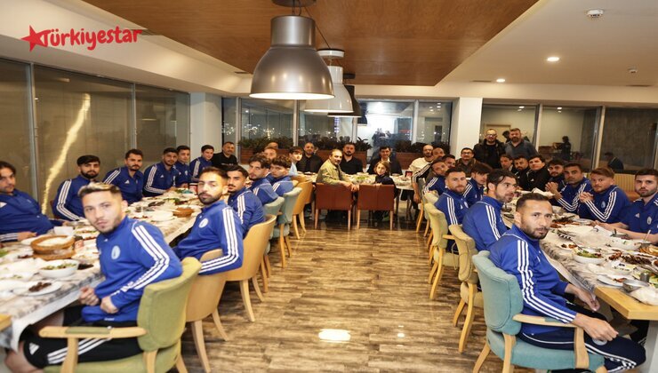 Kütahya Belediye Başkanı Eyüp Kahveci, TFF 3. Lig Play-Off 1. Turunda Silivrispor’u geçerek 2. Tura yükselen Belediye Kütahyaspor Futbol Kulübü yönetimi, teknik ekibi ve futbolcularıyla yemekte bir araya geldi.