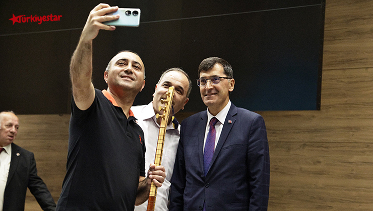 Kütahya Belediyesi Kent Konseyi Şair ve Yazarları Çalışma Grubu tarafından düzenlenen “Ateşte Açan Şiirler” isimli şiir dinletisi gerçekleştirildi.