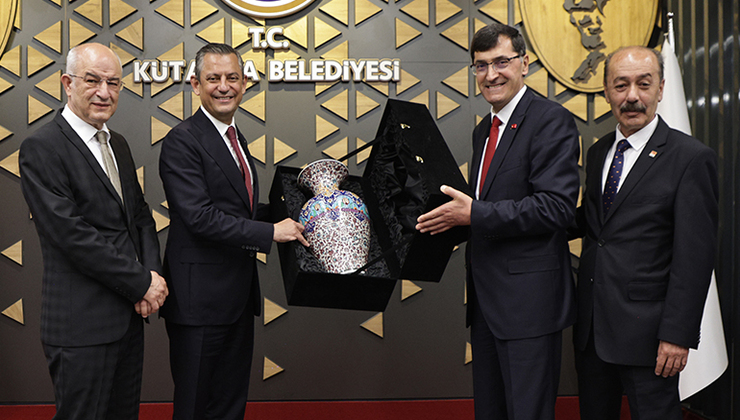 Kütahya Belediye Başkanı Eyüp Kahveci, Cumhuriyet Halk Partisi Genel Başkanı Özgür Özel’i misafir etti.