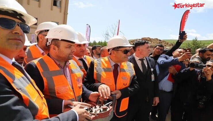 Ardahan Devlet Hastanesi bünyesinde hizmet verecek olan Anjiyo Ünitesi, Koroner Yoğun Bakım, Çocuk İzlem Merkezi ve Palyatif Kemoterapi Ünitelerinin yer alacağı ek hizmet binası inşaatının temel atma töreni düzenlendi.