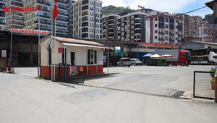 Giresun Belediyesi yaş sebze ve meyve hali yoğun çalışıyor. Şehrin sebze ve meyve ihtiyacını karşılayan hale, üretici bölgelerden gelen ürünler manav, market ve seyyar satıcılar tarafından alınarak satışa sunuluyor.
