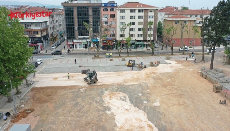 Yalova Belediye Başkanı Mehmet Gürel’in talimatları doğrultusunda yıkılan belediye binası alanında başlatılan otopark yapım çalışmaları devam ediyor.