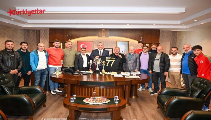 Yalova Belediye Başkanı Mehmet Gürel, bu sezon birçok kategoride şampiyonluğa ulaşan Yalovaspor’dan temsilcileri makamında konuk etti.