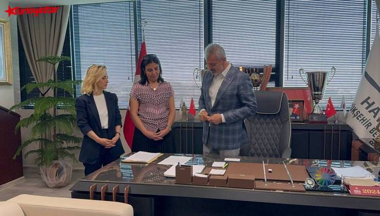 Hatay Büyükşehir Belediye Başkanı Mehmet Öntürk, Büyükşehir Belediyesi iştiraklerinde (HATSU- İMAR A.Ş.- ULAŞIM A.Ş.) çalışan personellerin promosyon anlaşmasını imzaladı.
