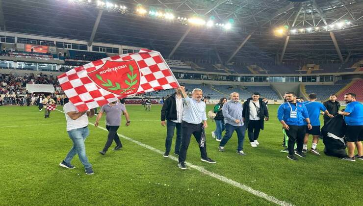 Hatay Büyükşehir Belediye Başkanı Mehmet Öntürk sıkıntılı bir sezon geçiren ve hayati öneme sahip olan son maçında Hatayspor’u yalnız bırakmadı.