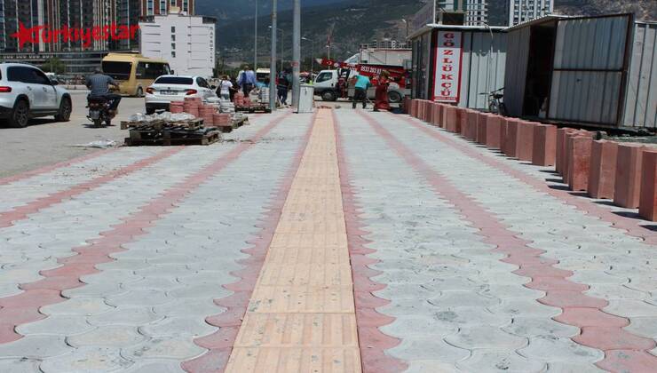 Hatay Büyükşehir Belediyesi, il genelinde ulaşımı daha modern hale getirmek ve yayaların daha konforlu bir ulaşım sağlaması için yol ile kaldırımlarda yenileme çalışması gerçekleştiriyor.