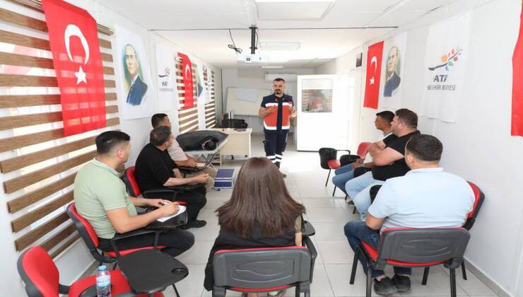 Hatay Büyükşehir Belediyesi (HBB), afetler, hastalıklar ve kazalar karşısında personelini ve vatandaşları bilinçlendirmek için ilk yardım eğitimleri veriyor.
