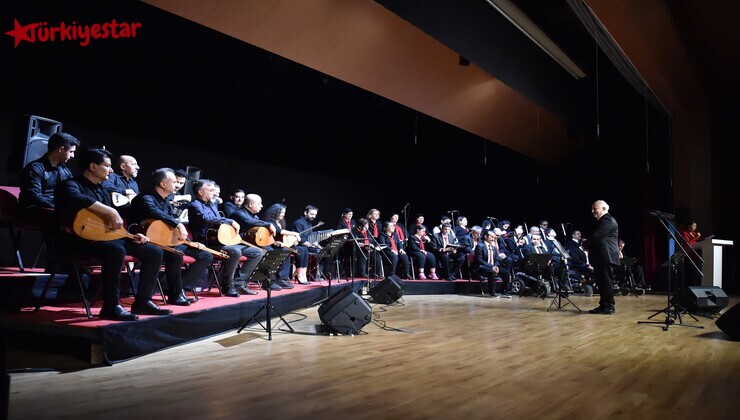 Çanakkale Belediyesi Engelsiz Yürekler Korosu, Engelliler Haftası kapsamında düzenlenen konserde gösterdikleri performansla büyük alkış aldı.