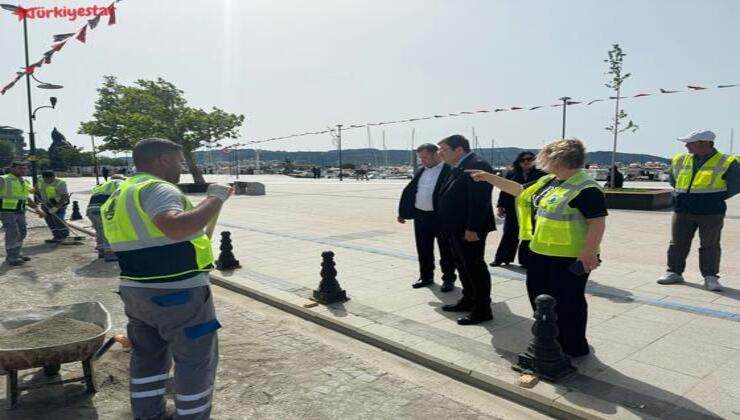 Çanakkale Belediye Başkanı Muharrem Erkek, Fen İşleri Müdürlüğü ekipleri tarafından sürdürülen üstyapı çalışmalarını yerinde inceledi.