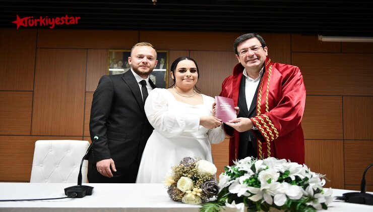 Çanakkale Belediye Başkanı Muharrem Erkek, belediye başkanı seçilmesinin ardından ilk nikahını kıydı.