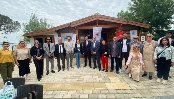 Çanakkale Belediyesi, Aile ve Sosyal Hizmetler İl Müdürlüğü, Çanakkale Onsekiz Mart Üniversitesi Güzel Sanatlar Fakültesi ve ÇASEM iş birliğiyle düzenlenen etkinlikler kapsamında, Karina Deniz Kültürü Merkezi'nde "Gençlerle Yaratıcı Geri Dönüşüm Çalıştayı" gerçekleştirildi.