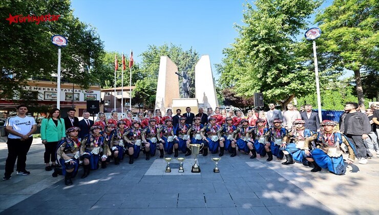 Sivas’ta düzenlenen Okullar Arası Gençler Türkiye Şampiyonası’nda Türkiye Şampiyonu olan 15 Temmuz Şehitler Anadolu Lisesi Halk Oyunları Topluluğu, başarısını Denizli Büyükşehir Belediye Başkanı Bülent Nuri Çavuşoğlu ile kutladı.