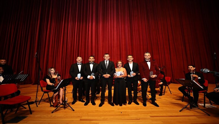 Denizli Büyükşehir Belediyesi Konservatuvarı Oda Orkestrası tarafından düzenlenen "Bizim Bestelerimiz" adlı konser, Denizli Büyükşehir Belediyesi Nihat Zeybekci Kongre ve Kültür Merkezi'nde gerçekleştirildi.