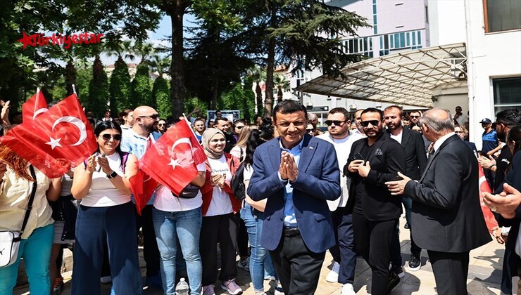 Denizli Büyükşehir Belediye Başkanı Bülent Nuri Çavuşoğlu, 1 Mayıs Emek ve Dayanışma Günü’nü belediye çalışanlarıyla birlikte kutladı.