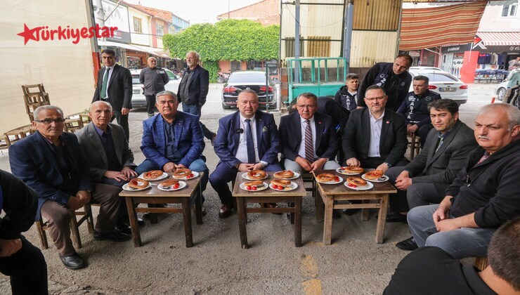 Uşak Belediye Başkanı Özkan Yalım, Çarşamba Pazarında bulunan tuhafiye esnafıyla kahvaltı programında buluştu.