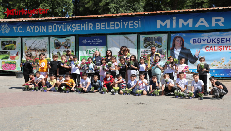 Efeler Cumhuriyet İlkokulu’nun öğrencileri ve öğretmenleri, derslerini Aydın Büyükşehir Belediyesi’nin Mimar Sinan Mahallesi’ndeki fidanlığında işledi.