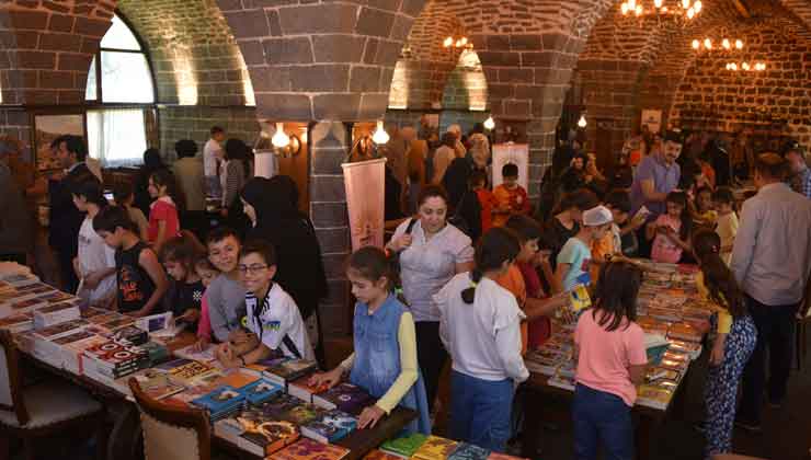 Siverek'te Kitap Fuarına Yoğun Katılım