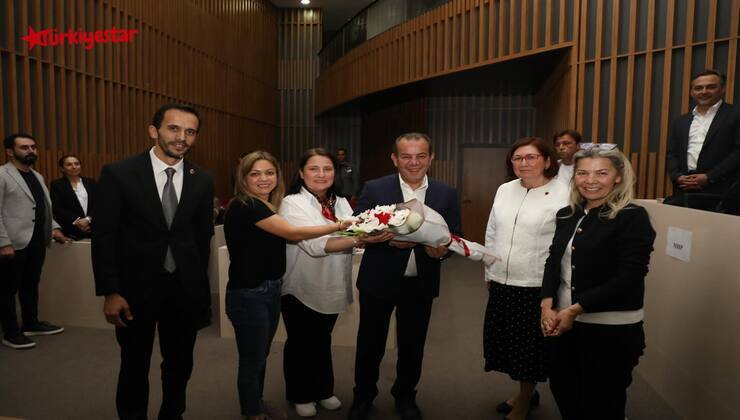 Merkez Mahalle Muhtarları, Bolu Belediye Başkanı Tanju Özcan’la bir araya geldi. Toplantıda Muhtarlar yeni dönem için Başkan Özcan’a başarılar dileyerek çiçek takdim etti. Ardından mahallerde yapılacak çalışmalar ve yatırım programları ile ilgili istişare yapıldı.