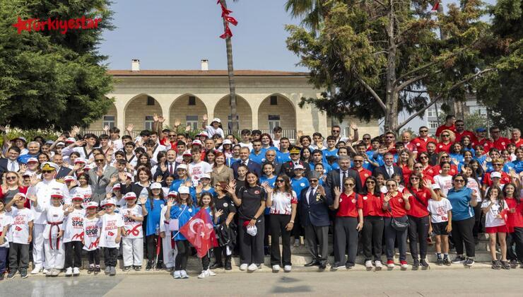 Mersin Büyükşehir Belediye Başkanı Vahap Seçer ve eşi Meral Seçer, Mersin Valiliği tarafından düzenlenen 19 Mayıs Atatürk’ü Anma, Gençlik ve Spor Bayramı Kutlama Programı’na katıldı.