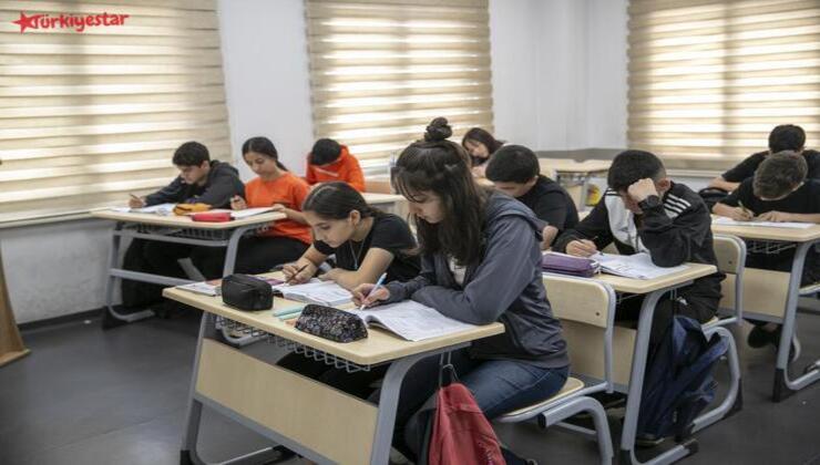 Mersin Büyükşehir Belediyesi Sosyal Hizmetler Dairesi’ne bağlı Eğitim ve Öğretimi Destekleme Kurs Merkezlerinde, Liselere Geçiş Sistemi (LGS) ve Yükseköğretim Kurumları Sınavı’na (YKS) hazırlanan öğrenciler için yoğun rehberlik çalışmaları başladı.