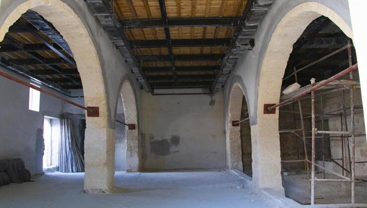 Mersin Büyükşehir Belediyesi Fen İşleri Dairesi Başkanlığı tarafından restorasyon çalışmaları hızla devam eden ve yüzde 60’ı tamamlanan ‘Mersin Mutfak Kültürü Evi ve Karamancılar Konağı’ndaki çalışmalar, usta eller tarafından titizlikle sürdürülüyor.