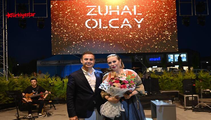 Balıkesir Büyükşehir Belediyesi, Nazım Hikmet’i 61’inci ölüm yıldönümünde şiirler ve şarkılarla andı, Zuhal Olcay konseri büyük ilgi gördü.