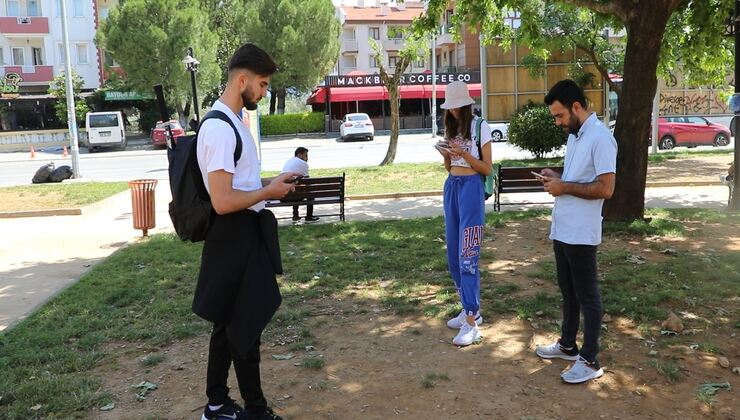 Muğla Büyükşehir Belediyesi şehrin en işlek noktalarında vatandaşlara ücretsiz ve kotasız Wİ-Fİ hizmeti vermeye devam ediyor.