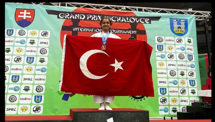 Burdur Belediyespor Kulübü Judocuları Alp Eren Çelik ve Elif İnci Kayacan, Uluslararası 52. Michalovce Judo Şampiyonası'nda madalya kazandı.