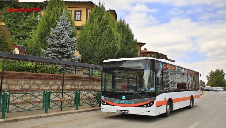 Eskişehir Büyükşehir Belediye Başkanı Ayşe Ünlüce, YKS'ye girecek öğrencilerin tramvay ve otobüsleri ücretsiz olarak kullanabileceklerini belirtti.