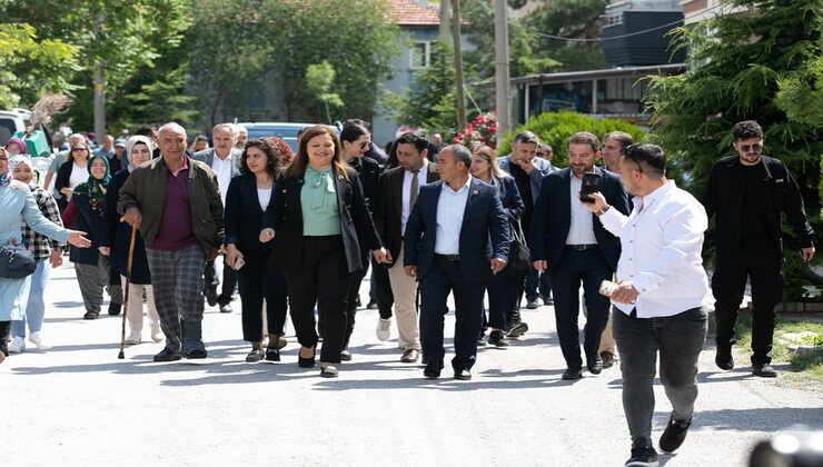 Afyonkarahisar Belediye Başkanı Burcu Köksal, Halk Günü etkinliği kapsamında Fatih Mahallesi sakinleriyle bir araya geldi.