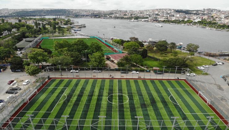 İBB, geçtiğimiz yıllarda profesyonel bir futbol kulübü tarafından kiralanan Balat Spor Tesisini yenileyerek amatör spor kulüplerinin kullanımına açtı.