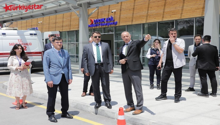 Kütahya Belediye Başkanı Eyüp Kahveci, Kütahya Şehir Hastanesi'ne yaptığı ziyarette sağlık çalışanları ve vatandaşlarla bir araya geldi.