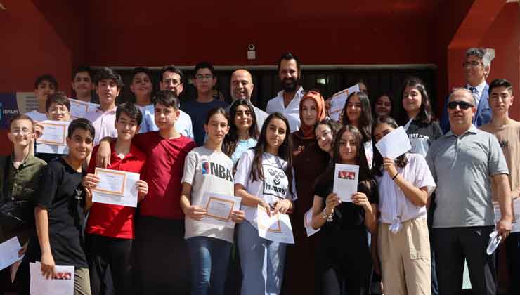 Çiftçi, Öğrencilerin Karne Heyecanını Paylaştı