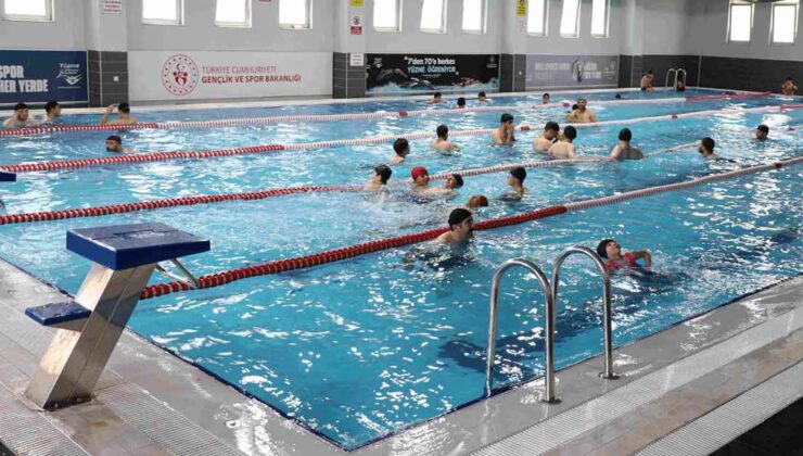 Karaköprü’de Çocuklar Yüzme Havuzunda Serinliyor
