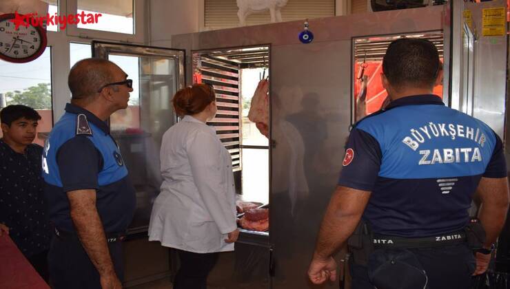 Hatay Büyükşehir Belediyesi, yaklaşan Kurban Bayramı öncesinde gıda ve et satışı yapan iş yerlerine yaptığı denetimleri sıklaştırdı.