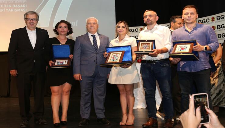 Bursa Gazeteciler Cemiyeti’nin düzenlendiği başarı ödülleri yarışmasında birinci olan basın mensupları, ödüllerini Mustafa Bozbey’den aldı.