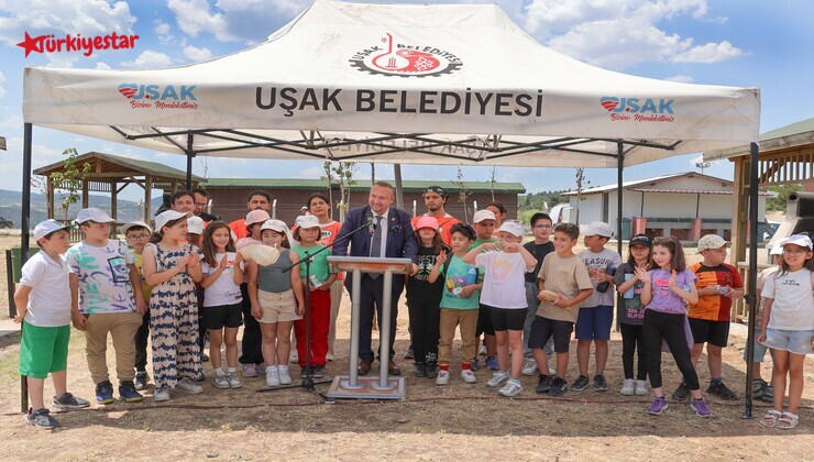 Dünya Çevre Günü dolayısıyla gerçekleştirilen “Hepimizin Bir Dünyası Var” temalı etkinlikte Uşak Belediye Başkanı ve öğrenciler bir araya geldi.