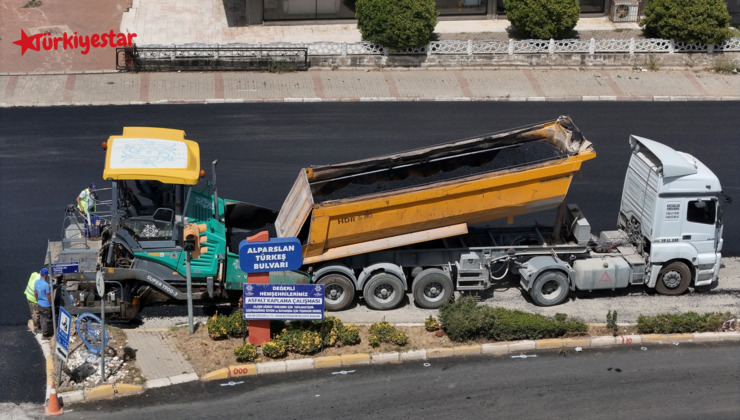 Aydın Büyükşehir, vatandaşlara daha güvenli ve konforlu yollar oluşturmak için Nazilli ilçesinde yol yenileme çalışması gerçekleştiriyor.