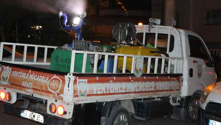 Şanlıurfa'da İlaçlama Gece de Sürüyor
