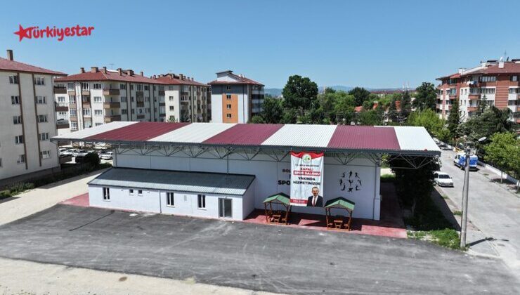 Bolu Belediyesi tarafından yapılan yeni çok amaçlı spor salonu tenis, voleybol, basketbol gibi sportif etkinliklere ev sahipliği yapıyor.