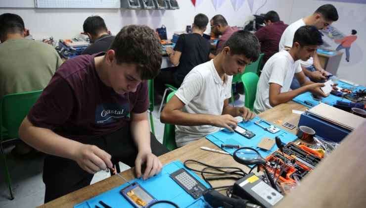 Karaköprü'de Gençlere Tamircilik Öğretiliyor