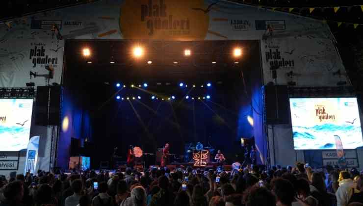 Plaklar Kadıköy'de Döndü