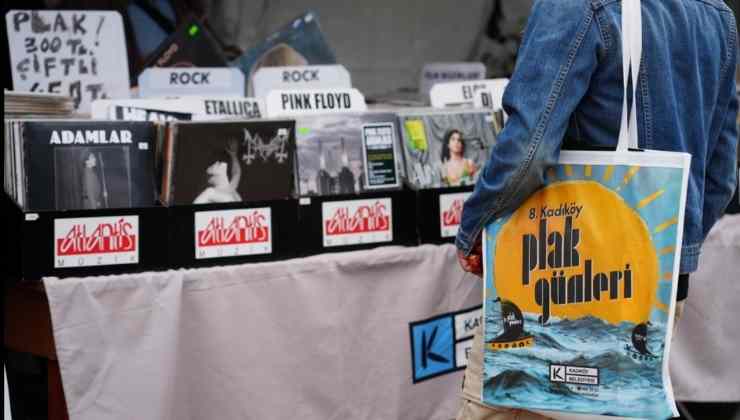 Plaklar Kadıköy'de Döndü