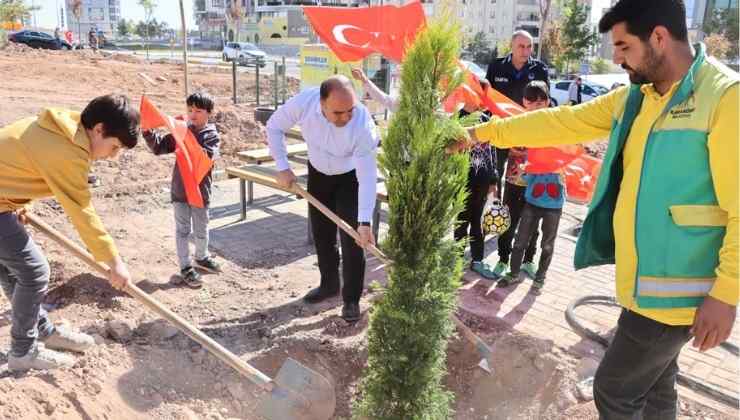 Çiftçi, Çocuklarla Ağaç Dikti