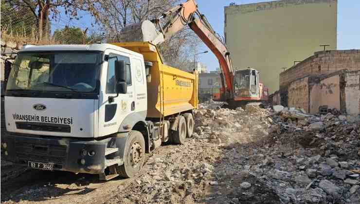 Viranşehir'de Metruk Binalar Yıkılıyor