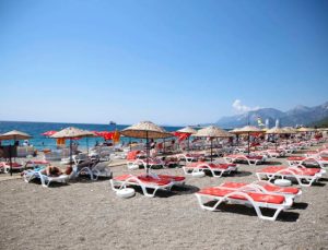 Antalya Büyükşehir Belediyesi’nin Konyaaltı Sahili’ndeki İkinci Halk Plajı Hizmette